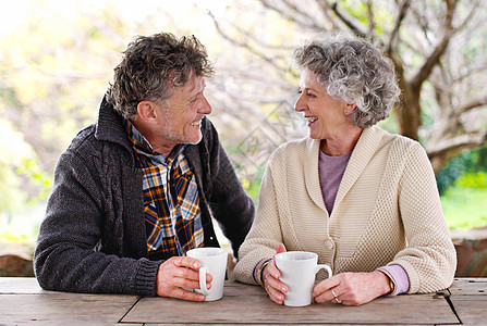 他们一起度过了这么多美好的岁月 一个年长的情侣在喝咖啡上交谈过背景图片