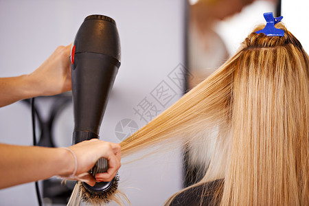 之后她会看起来令人惊叹的 一个年轻女人头发被理发师给梳了图片