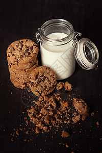 土制巧克力薯饼饼干 配奶和碎屑图片