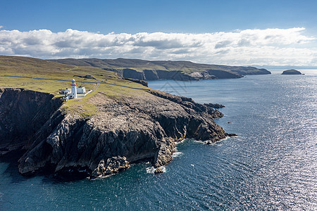 爱尔兰Donegal县Arranmore岛灯塔的空中景象海岸线海景海岸海洋波浪岩石悬崖地标房子导航图片