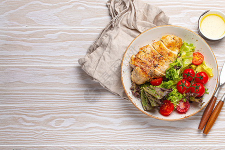 健康沙拉 配有烤鸡母乳复制空间桌子蔬菜午餐横幅烧烤盘子鱼片营养家禽饮食图片