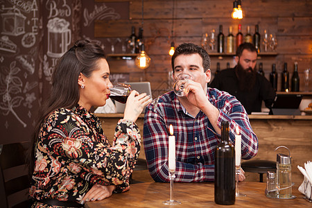 一对夫妇喝红酒 和分享一个美丽的时刻 在时髦的酒吧午餐美食女性玻璃咖啡店友谊乐趣微笑男性快乐图片