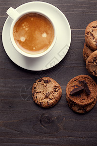 土制巧克力曲奇饼干和一杯咖啡 在黑暗的老木板桌上生活乡村早餐食物棕色木头小吃饼干蛋糕糕点图片