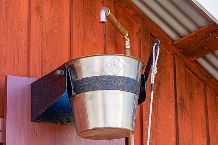 木桶挂在一条绳子上 桑拿里有冷水的凉水酒店浴缸配件澡堂温泉建筑学身体木头房间配饰图片