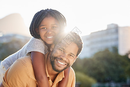 快乐的黑人父亲在户外的自然公园里带着女孩 孩子或孩子 散步时 有爱心的男性父母与女儿一起微笑的肖像 支持和爱图片