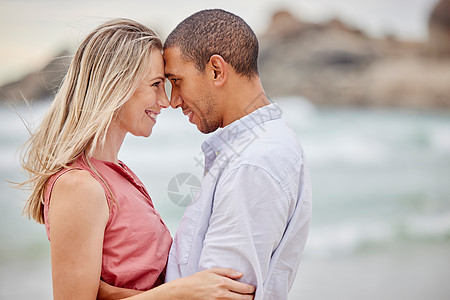 异族情侣 海滩和爱情与额头在信任 安全或安全中结合在一起 微笑 快乐或拉丁裔男人和女人在自然环境中被海洋或海水拥抱以度蜜月图片
