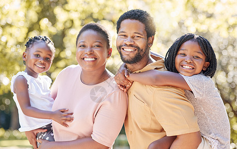 夏天 孩子们 家人和与黑人男人 女人和他们的孩子在公园里的户外爱情 快乐 微笑和父母与母亲 父亲和女儿一起在外面的姐妹兄弟姐妹图片