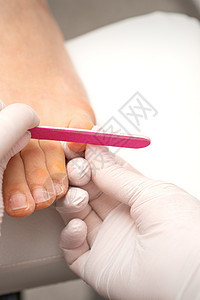 保护性橡皮手套的恋童癖者手 把脚趾甲和指甲放在美容院里趾甲皮肤水疗保健抛光美甲卫生治疗工作室女士图片