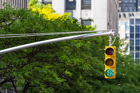 纽约市一条街上的黄色交通灯灯旅行运输绿色建筑信号街道市中心红绿灯红色图片