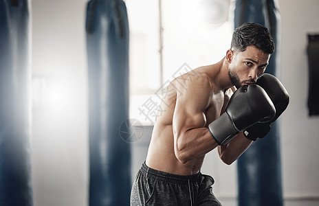 拳击馆 男子肖像和拳击手在 mma 格斗练习室中的保护姿势技术 为跆拳道安全和健康准备而进行的锻炼 健身和运动员重点训练图片