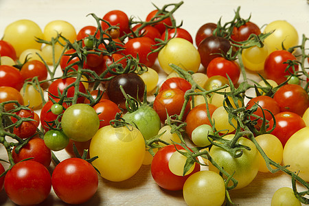 白色桌上的小红 黄 绿和黑樱桃西红柿 自然背景 图案健康红色焦点食物绿色烹饪饮食营养黑色蔬菜图片