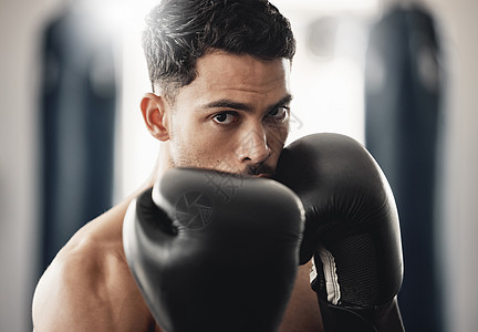 男子拳击手的健身肖像准备在 mma 拳击或格斗训练中出拳 运动员在体育俱乐部训练 锻炼或练习打架 比赛或比赛时在健身房拳击图片