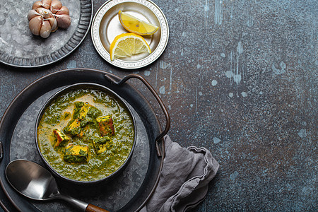 印度菜碗中的印度餐盘与生锈石板桌上的碗一起复制空间菜单蔬菜食物小吃午餐盘子菠菜肉汁图片