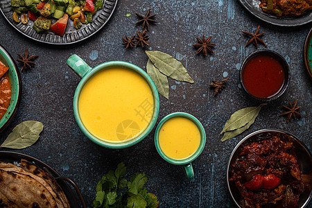 健康的印度Ayurveda在生锈的混凝土桌上 用两个杯子喝芒果意大利葡萄酒食物饮料黄色小豆蔻甜点热带情调酸奶水果饮食图片