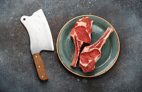 原大理石肉牛排和切刀牛肉香料迷迭香石头厨房餐厅屠夫质量炙烤饮食图片