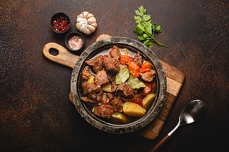 牛肉炖肉 蔬菜和肉汁 生锈金属锅顶端羊肉厨房草药石头土豆食物猪肉香菜烧烤桌子图片