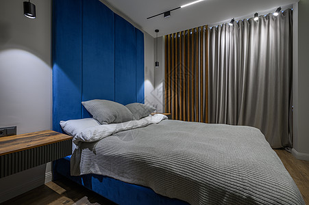 豪华主卧室 优雅和现代细节寝具奢华房子床头板房间床头柜装饰蓝色枕头风格图片