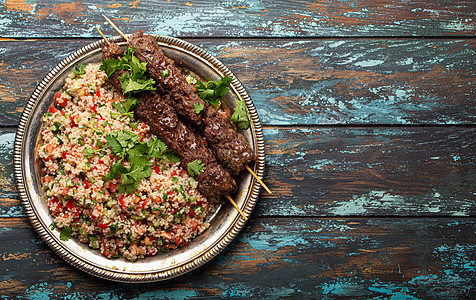 阿拉伯土耳其烤肉加塔布勒沙拉菜单盘子小吃高架食物美食乡村桌子沙拉小麦图片