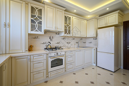 工作室公寓中古老的白色和米黄色大型豪华厨房陈列室家具地面内阁奢华装饰风格火炉瓷砖烤箱背景图片
