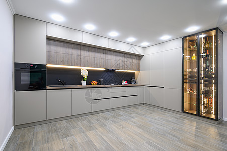灰色现代厨房室内 内有最起码的家具风格公寓抽屉餐具装饰百叶窗地面陈列室内阁餐具柜图片
