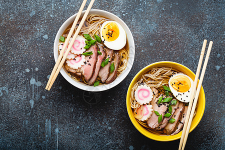 日式圆点汤拉面肉汤美食蛋黄筷子洋葱面条酱油午餐鱼糜文化图片