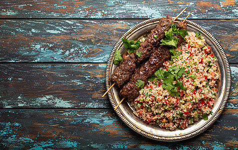 阿拉伯土耳其烤肉加塔布勒沙拉牛肉香菜餐厅菜单食物桌子盘子火鸡乡村高架图片