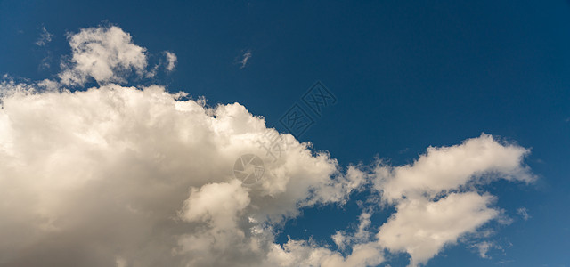 深蓝蓝天空 以大白云为背景图片