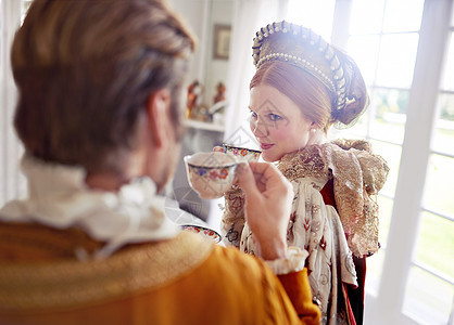 简直太棒了茶主 国王和王后在家里一起喝茶图片