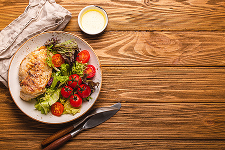 健康沙拉 配有烤鸡母乳复制空间家禽胸部鱼片桌子食物饮食蔬菜盘子倾斜营养图片