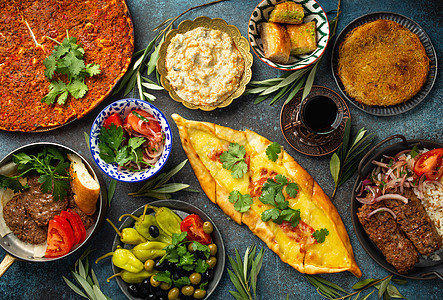 土耳其土族传统食物餐厅盘子桌子美食送货火鸡肉丸蔬菜午餐家庭图片