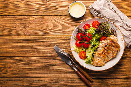 健康沙拉 配有烤鸡母乳复制空间倾斜鱼片烧烤胸部营养家禽饮食食物盘子蔬菜图片
