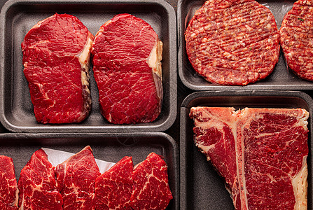 塑料箱中各种生牛肉肉类店铺鱼片红色托盘盒子屠夫牛扒内脏猪肉市场图片