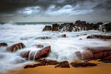 沙滩上暴风雨和海浪冲在岸边图片