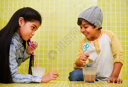 一个可爱的兄妹 用吸管喝奶昔 和麦片一起吃图片