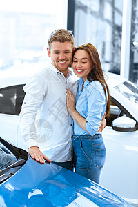 双方在汽车沙龙选择一辆车夫妻旅行女士妻子经销商女朋友丈夫买车运输司机图片