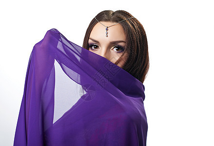 美容女人用紫色布贴近脸部图片