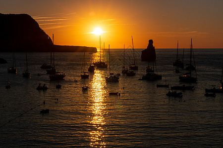 的夏季日落 船上有锚定船只支撑太阳地标海岸线蓝色海洋港口海岸海景旅行图片