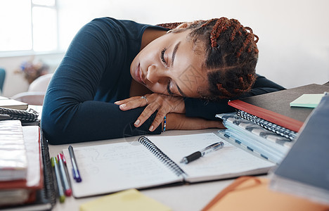 在房间里学习 阅读或大学教育知识时 精疲力尽 睡在书桌前的学生 疲惫不堪的 z 世代黑人女性在家办公 带着笔记本学习奖学金图片