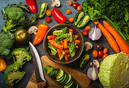 碗中的蒸汽胡萝卜花椰菜沙拉 在生锈的混凝土桌上将各种新鲜蔬菜切开菠菜厨房饮食健康菜单草药排毒美食营养黄瓜图片