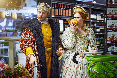 一位国王和女王在现代超市购物时 检查水果 然后去商店买东西 这下可好了图片
