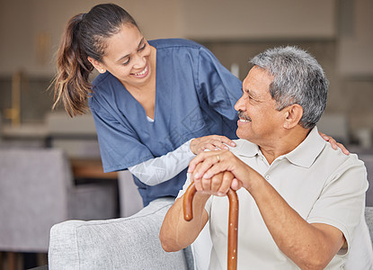 护士的医疗保健 友善和支持帮助老年患者在辅助生活之家 微笑和满足 快乐的老人与友好的照顾者结合 在沙发上一起谈笑图片