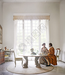 国王和王后在家里一起喝茶 请大家来一杯下午茶 (掌声)图片