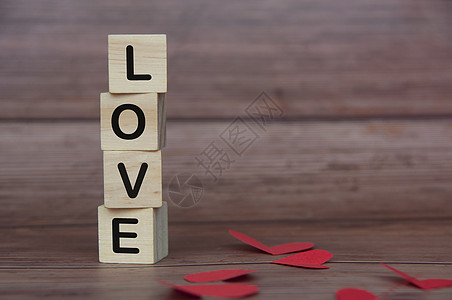 以心脏形状和木本背景的木制木块上的爱情文字 浪漫与关系概念夫妻庆典家庭记事本周年灵魂恋人纪念日拥抱季节图片
