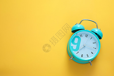 黄色背景的蓝闹钟 早安 该起床了 自由空间 复制空间手表蓝色白色可用小时唤醒倒数时间苏醒数字图片