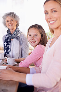 喝杯茶 呼吸新鲜空气 一家三代的女人在外面喝茶图片