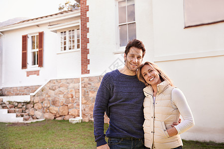 我们一直梦想着拥有一个家 现在我们做了 一对已婚夫妇站在前院的景象 (笑声)图片