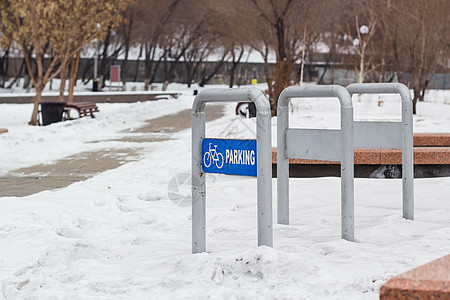 冬季寒冬在下雪公共公园 城市娱乐区城市自行车站 多云的天气中清空泊车季节长椅街道座位旅游娱乐运输自行车小路人行道图片