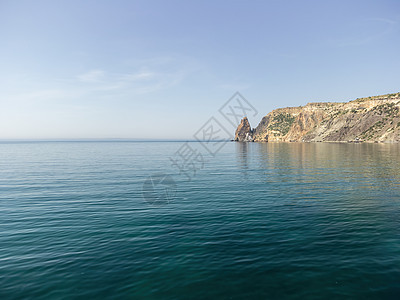 海景空中全景与水晶般清澈的蔚蓝大海和岩石海岸 在岩石背景下的美丽泻湖中的游艇 夏季旅行和度假的理想目的地的概念海滩石头假期悬崖洞图片