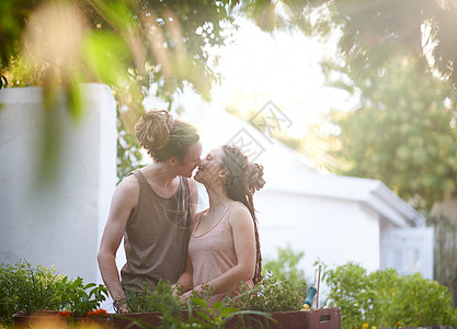 一个快乐的年轻夫妇 享受着一天的园艺生活 我和他们的关系也充满了绿色图片