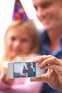 要记住的时刻 一个快乐的男人在她生日那天为自己和他的小女儿拍照的剪裁照片图片